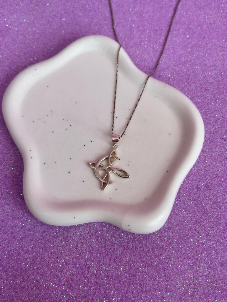 Collar nudo de bruja