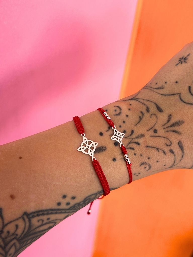 Pulsera roja con nudo de bruja