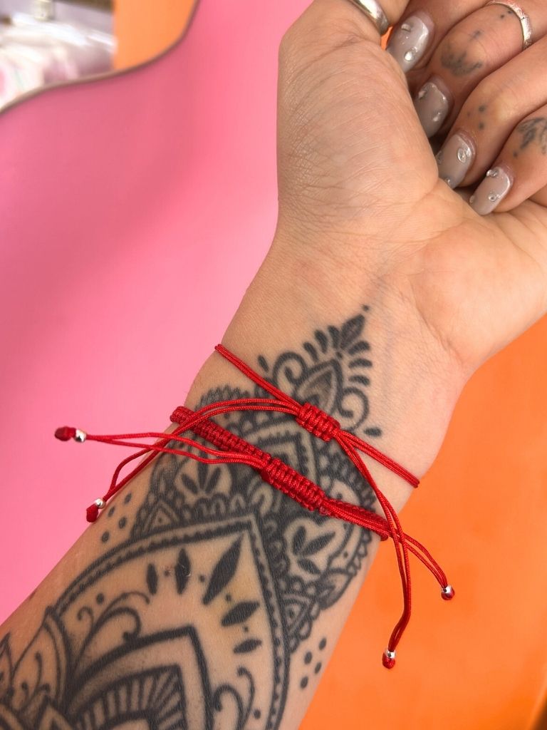 Pulsera roja con nudo de bruja