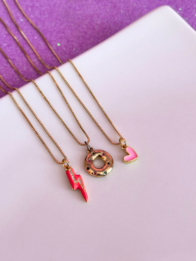 Collar rayo, donuts y corazón rosado